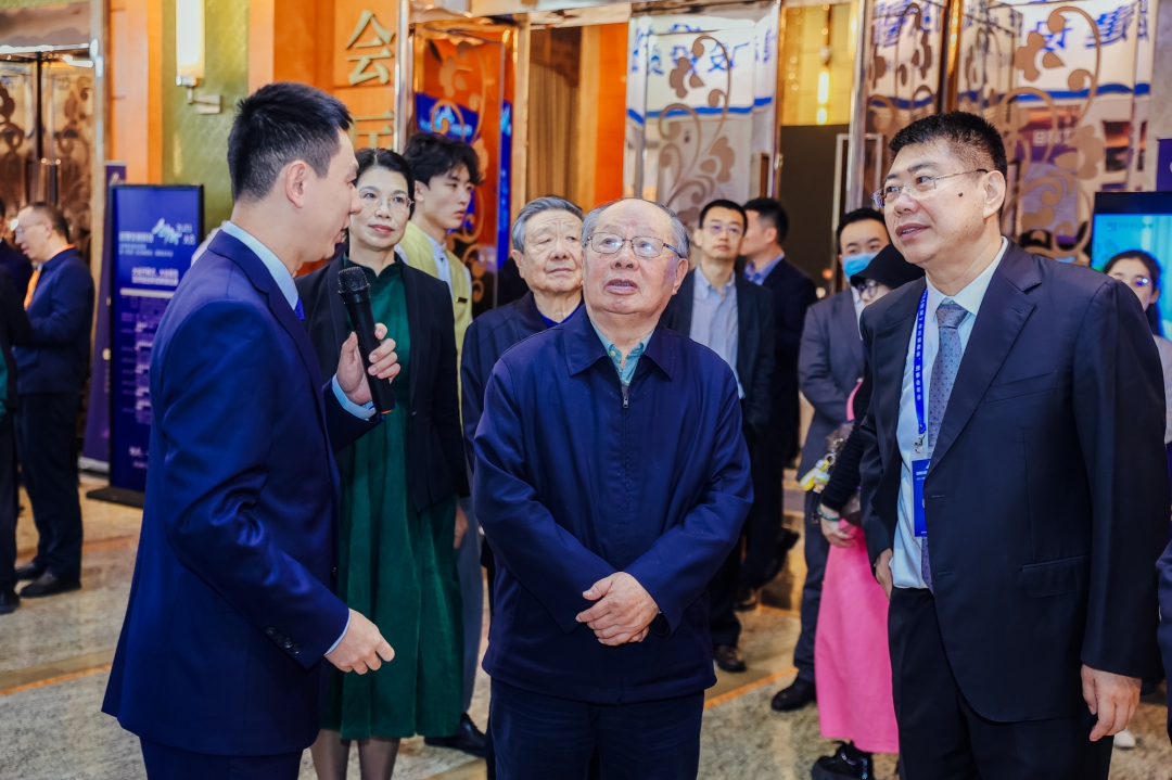 8黃鎮(zhèn)東、胡希捷蒞臨展位.jpg