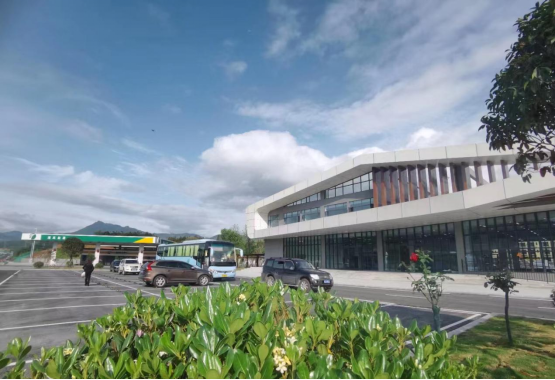 20240520681623.png 圖片5外墻采用灰色鋁合金干掛+涂料相結(jié)合的服務(wù)區(qū)建筑.png